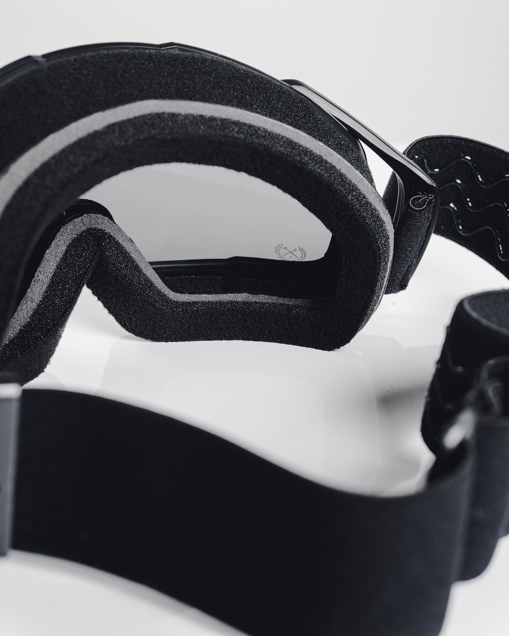 Contender MX Goggles - Black & White / Gray Lens